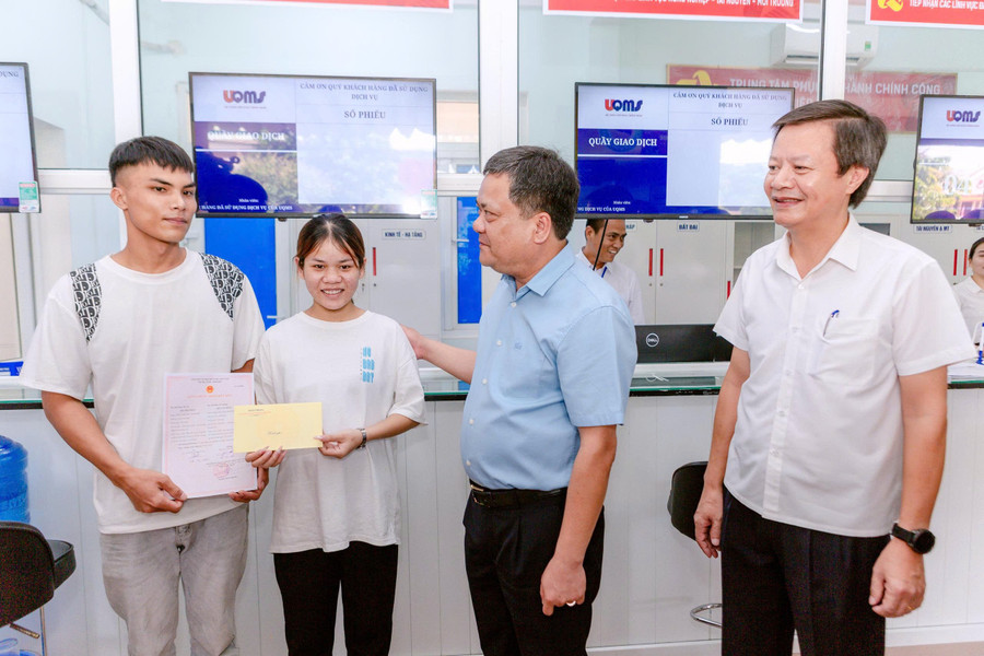 Chủ tịch UBND tỉnh tặng quà chúc phúc đôi vợ chồng Vân Kiều. 6df8aa123e478819d156.jpg