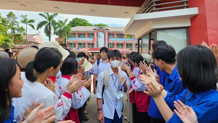 Thí sinh được "tiếp sức" từ các đoàn viên, thanh niên. f030ecc2229196cfcf80.jpg