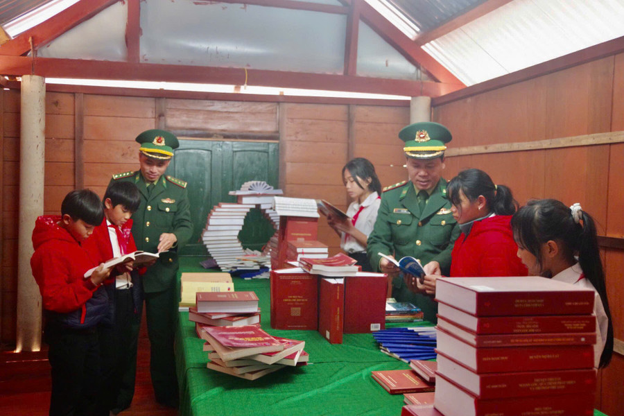 Thư viện biên giới là một không gian tri thức đầy ý nghĩa cho đồng bào Vân Kiều ở xã Hướng Lập.
