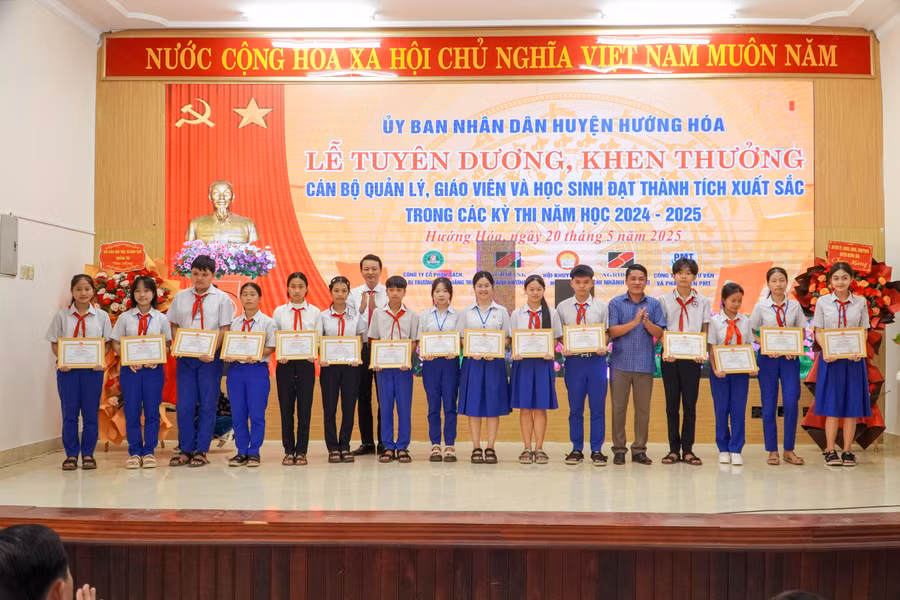 Ông Võ Văn Minh, Phó Giám đốc Sở GD&ĐT và ông Hồ Văn Vinh, Phó Bí thư Huyện ủy tuyên dương các học sinh.