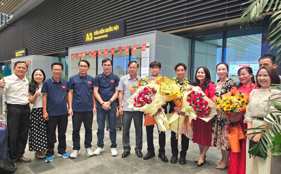 TS Lê Thị Hương, Giám đốc Sở GD&ĐT Quảng Trị tặng hoa chúc mừng các học sinh.
