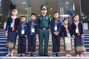 Em Xeo Thị Hoa (ngoài cùng bên trái) tham dự Chương trình "Thắp sáng ước mơ" năm 2019. (Ảnh: Hải Thượng)