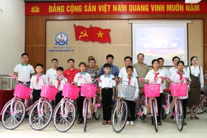 Báo GD&TĐ trao xe đạp cho các em học sinh ở huyện Tân Kỳ.