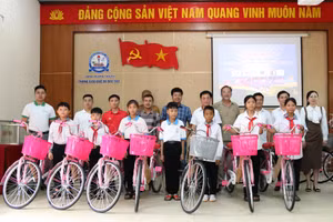 Báo GD&TĐ trao xe đạp cho các em học sinh ở huyện Tân Kỳ.