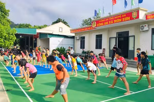 Lớp dạy bơi, dạy kỹ năng phòng tránh đuối nước tại xã Môn Sơn, Nghệ An.