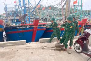 Bộ đội Biên phòng Nghệ An giúp ngư dân neo đậu tàu thuyền. (Ảnh: Anh Bách)