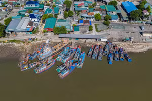 Ngư dân neo đậu tàu thuyền tại cảng cá Lạch Vạn, Nghệ An. (Ảnh: Phạm Tâm) 