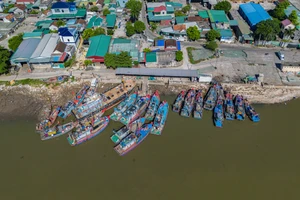 Ngư dân neo đậu tàu thuyền tại cảng cá Lạch Vạn, Nghệ An. (Ảnh: Phạm Tâm)