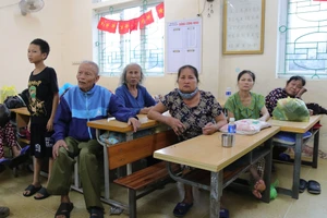 Người dân ở Nghệ An sơ tán đến trường học để trú bão. (Ảnh: Phạm Tâm)
