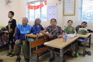 Người dân ở Nghệ An sơ tán đến trường học để trú bão. (Ảnh: Phạm Tâm)