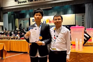 Em Nguyễn Thế Quân và thầy giáo chủ nhiệm Lê Xuân Bảo tại lễ trao giải Olympic Vật lý Châu Á. (Ảnh: NVCC)