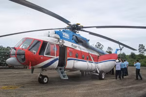 Trực thăng chở hàng hàng hóa tiếp tế cho người dân vùng lũ. 