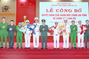 Công an tỉnh Nghệ An trao quyết định nghỉ công tác cho 5 cán bộ cấp Trưởng phòng, Trưởng Công an huyện. (Ảnh: CANA)