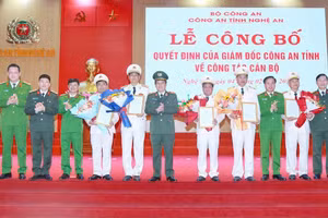 Công an tỉnh Nghệ An trao quyết định nghỉ công tác cho 5 cán bộ cấp Trưởng phòng, Trưởng Công an huyện. (Ảnh: CANA)