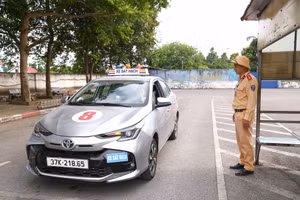 Thí sinh thi sát hạch cấp giấy phép lái xe ở Nghệ An. (Ảnh: Phạm Tâm)