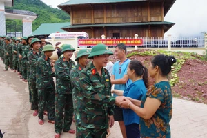 Người dân chia tay cán bộ, chiến sĩ Bộ Chỉ huy Quân sự tỉnh Nghệ An. (Ảnh: Trần Dũng)