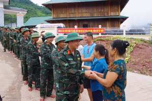 Người dân chia tay cán bộ, chiến sĩ Bộ Chỉ huy Quân sự tỉnh Nghệ An. (Ảnh: Trần Dũng)