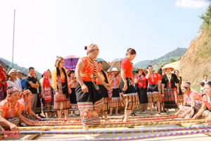 Người dân xã Lượng Minh (huyện Tương Dương, Nghệ An) vui ngày hội Đại đoàn kết toàn dân tộc.