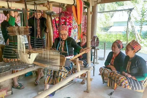 Bà Lô thị Mai và các thành viên dệt thổ cẩm bản Na, xã Hữu Kiệm.
