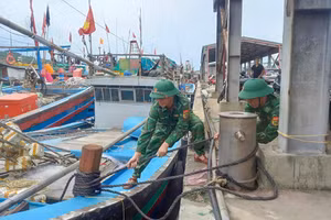 Bộ đội Biên phòng hỗ trợ ngư dân neo đậu tàu thuyền trước khi bão Buloi đổ bộ.