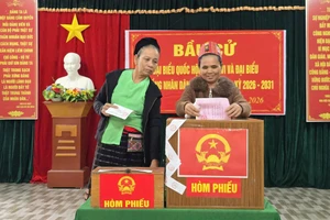 Người dân xã Môn Sơn, Nghệ An bỏ phiếu bầu đại biểu Quốc hội và HĐND. (Ảnh: Phạm Tâm)