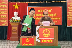 Người dân xã Môn Sơn, Nghệ An bỏ phiếu bầu đại biểu Quốc hội và HĐND. (Ảnh: Phạm Tâm)