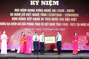Phó Thủ tướng Mai Văn Chính trao Bằng xếp hạng Di tích quốc gia đặc biệt cho tỉnh Nghệ An. 