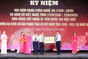 Phó Thủ tướng Mai Văn Chính trao Bằng xếp hạng Di tích quốc gia đặc biệt cho tỉnh Nghệ An. 