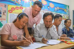 Thầy giáo tận tình hướng dẫn các học viên luyện viết. (Ảnh: Phạm Tâm)