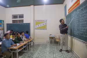 Lớp xóa mù chữ ở điểm trường Huồi Xài, Trường Phổ thông DTBT Tiểu học Na Ngoi 2.