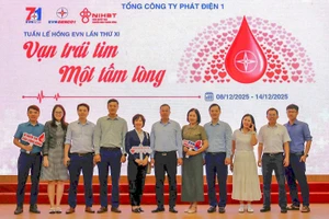 Lãnh đạo, nhân viên EVNGENCO1 tham gia hiến máu tình nguyện.
