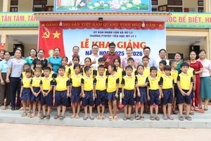 Báo GD&TĐ tặng đồng phục cho học sinh Trường Phổ thông DTBT Tiểu học Mỹ Lý 1. (Ảnh: Phạm Tâm)