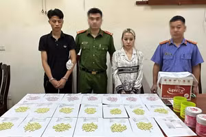 Lê Tiến Đức và Nguyễn Thị Thương tại cơ quan điều tra. (Ảnh: CANA)