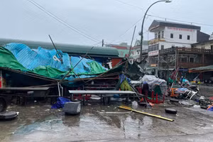 Chợ dân sinh ngổn ngang sau khi bão Bualoi đổ bộ.