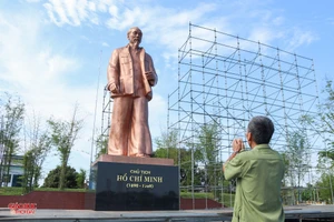 Tượng đài "Bác Hồ về thăm quê". (Ảnh: Phạm Tâm)