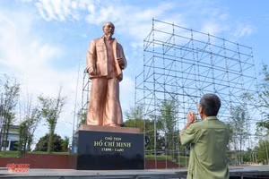 Tượng đài "Bác Hồ về thăm quê". (Ảnh: Phạm Tâm)