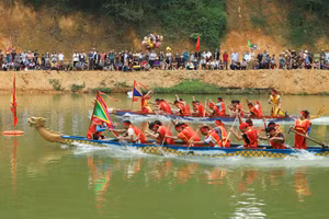 Đua thuyền rồng tại Lễ hội hoa gạo xã Nhân Hòa. 