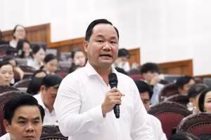 Giám đốc Sở NN&MT Nghệ An Hoàng Quốc Việt trả lời chất vấn.