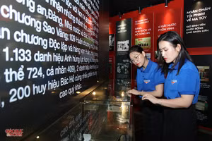 Triển lãm “Hồ Chí Minh đẹp nhất tên Người”. (Ảnh: Phạm Tâm).