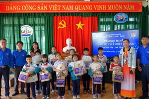 Đoàn Thanh niên EVNGENCO1 trao 30 phần quà cho học sinh xã Ninh Gia.