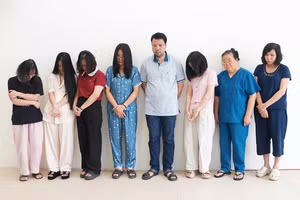 Nhóm bị can bị khởi tố về tội Lừa dối khách hàng. (Ảnh: CANA)