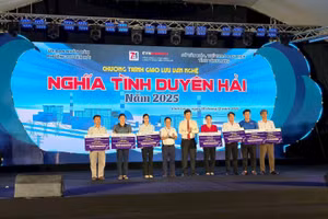 Lãnh đạo EVNGENCO1 trao quà tại chương trình Nghĩa tình Duyên Hải.