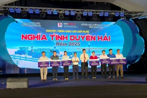 Lãnh đạo EVNGENCO1 trao quà tại chương trình Nghĩa tình Duyên Hải.