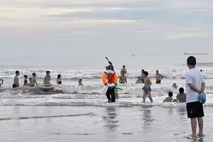 Du khách tắm biển Cửa Lò sáng 14/6. (Ảnh: Tuấn Anh).