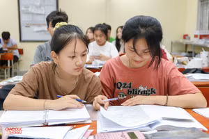 Học sinh ôn thi tốt nghiệp THPT. (Ảnh: Phạm Tâm)