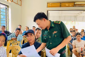 Cán bộ Biên phòng tuyên truyền cho người dân về chuyển đổi số.