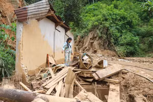 Nhà của người dân xã Nhôn Mai, Nghệ An bị lũ quét đổ sập. (Ảnh: Phạm Tâm)