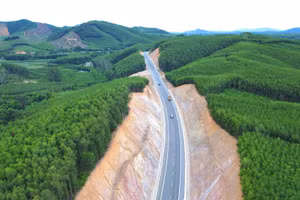 Tuyến đường N5 nối các vùng kinh tế miền Tây Nghệ An với Khu kinh tế Đông Nam. Ảnh: Phạm Tâm