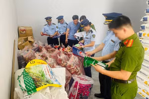 Cơ quan chức năng Nghệ An kiểm tra một cơ sở kinh doanh. (Ảnh: QLTT)