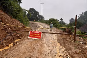 Xã Yên Hòa (Nghệ An) cấm đường lại đập tràn Xốp Cốc. (Ảnh: CSCC)